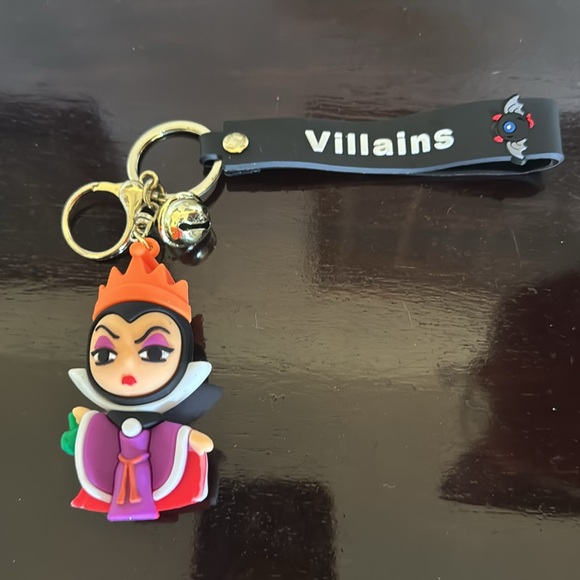 Disney Villains Queen Loungefly Crossbody, Wallet, Keychain/Bag Charm Bundle - Picture 8 of 8